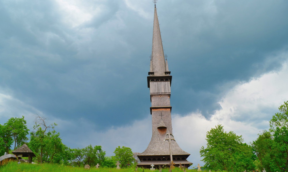 Iglesias de madera en Rumania, la iglesia de Surdesti, Maramures