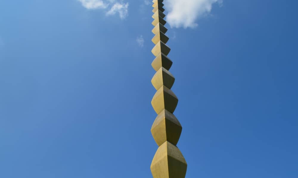 La columna del infinito, obra de constantin brancusi