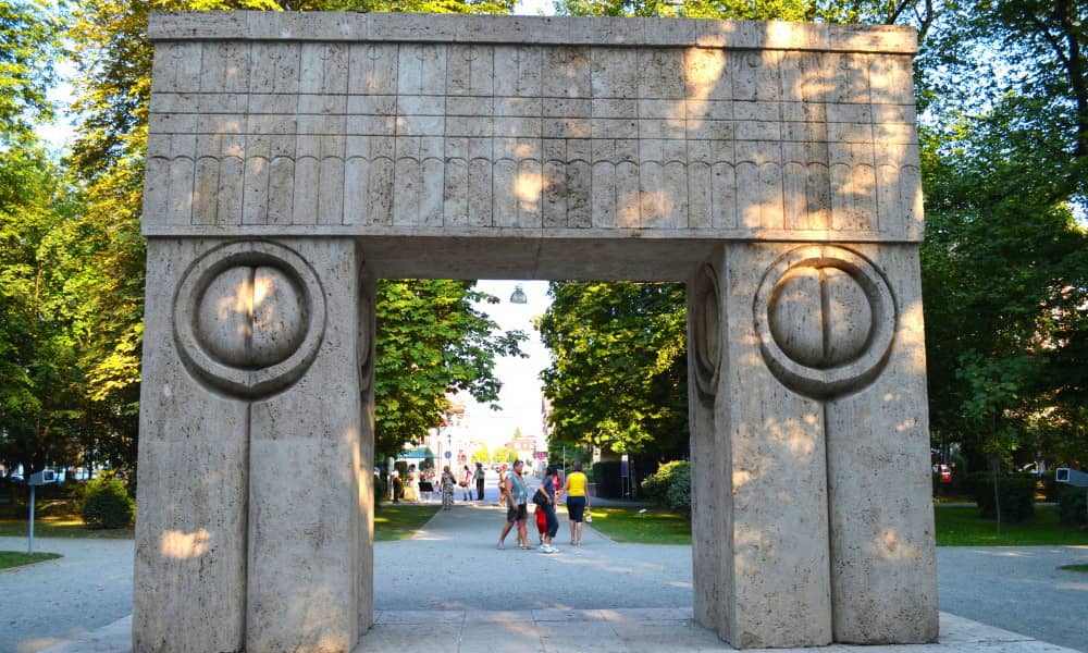 La puerta del beso, escultura de Constantin Brancusi ubicada en Targu Jiu, Rumania