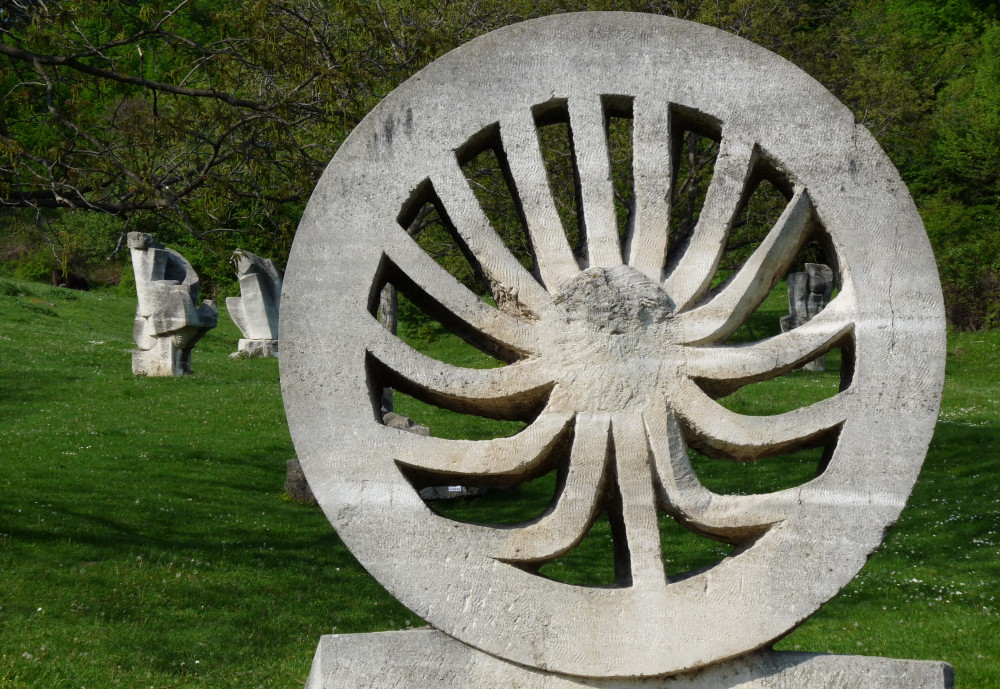 campo esculturas en piedra Magura Rumania