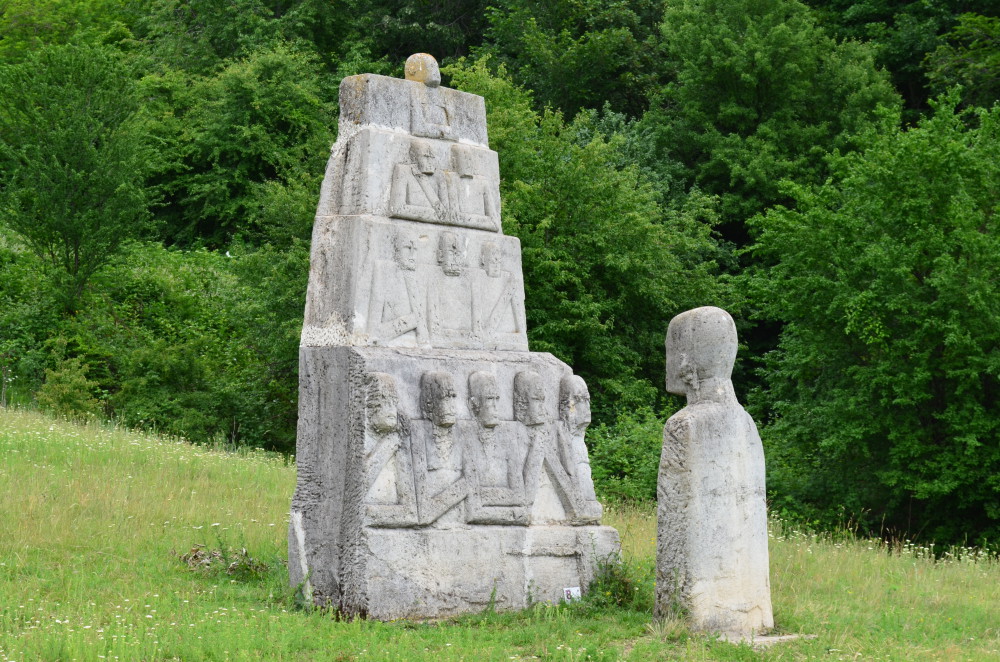 campo esculturas en piedra Magura Rumania