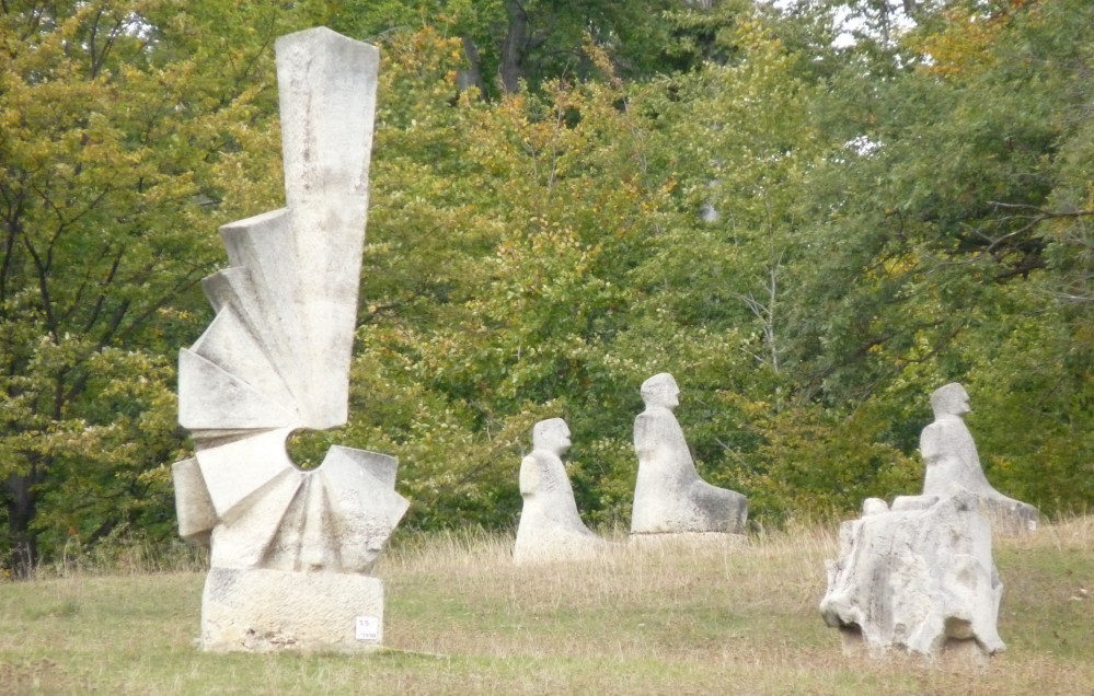 campo esculturas en piedra Magura Rumania