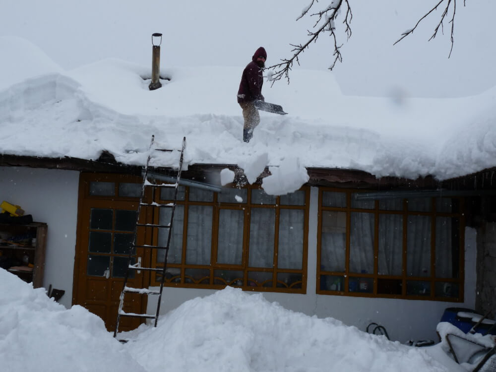 casa rural en invierno en rumania