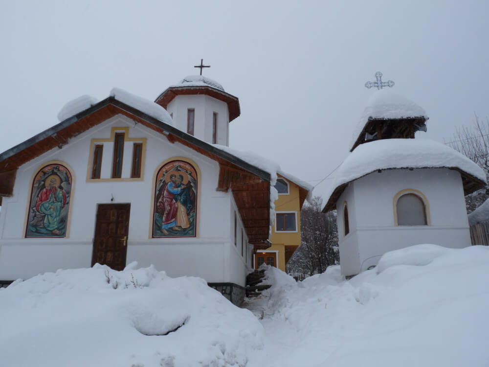 casa rural en invierno en rumania