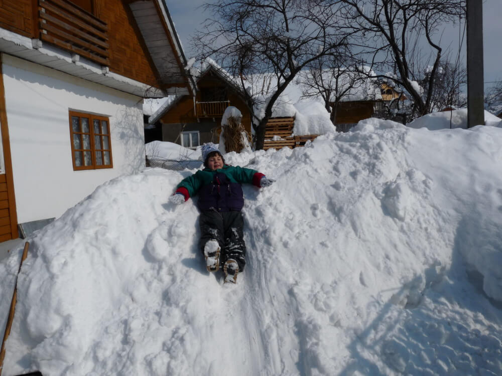 casa rural en invierno en rumania