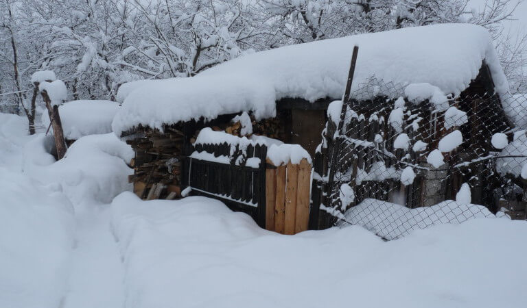 casa rural en invierno en rumania