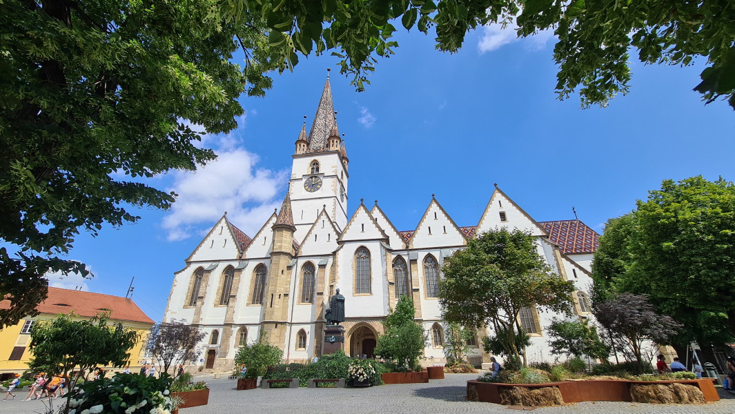 foto exterior catedral luterana de Sibiu