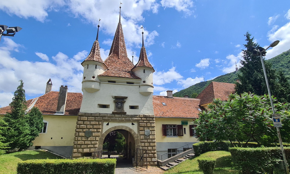 visitar brasov La puerta Santa Catalina la puerta Santa Catalina Brasov