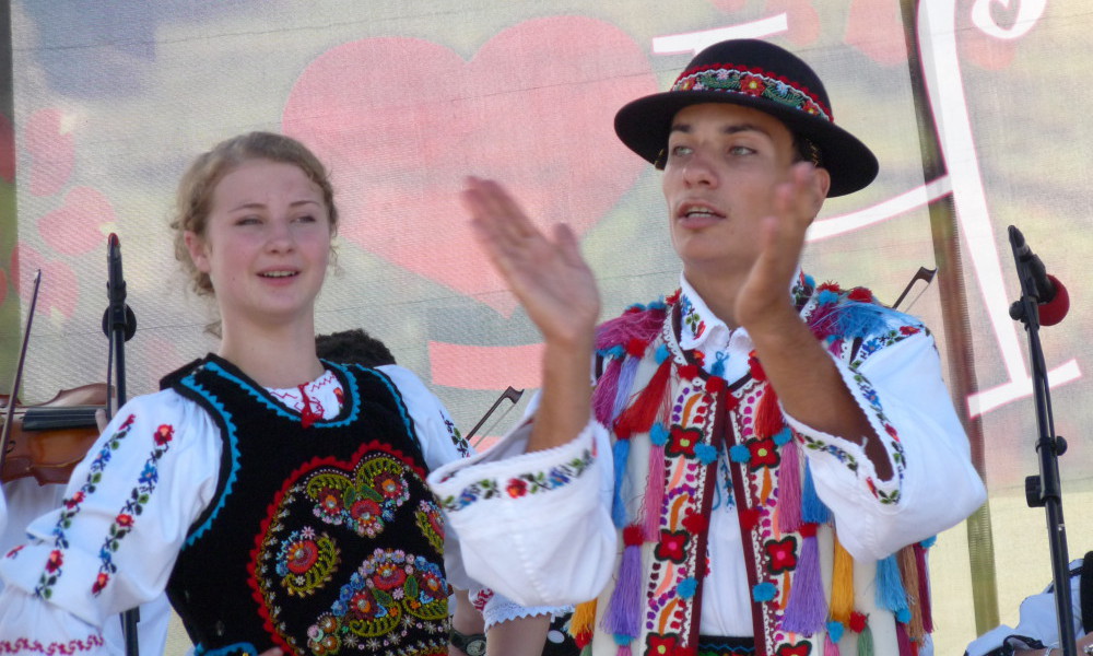 Jóvenes bailando danzas folclóricas rumanas
