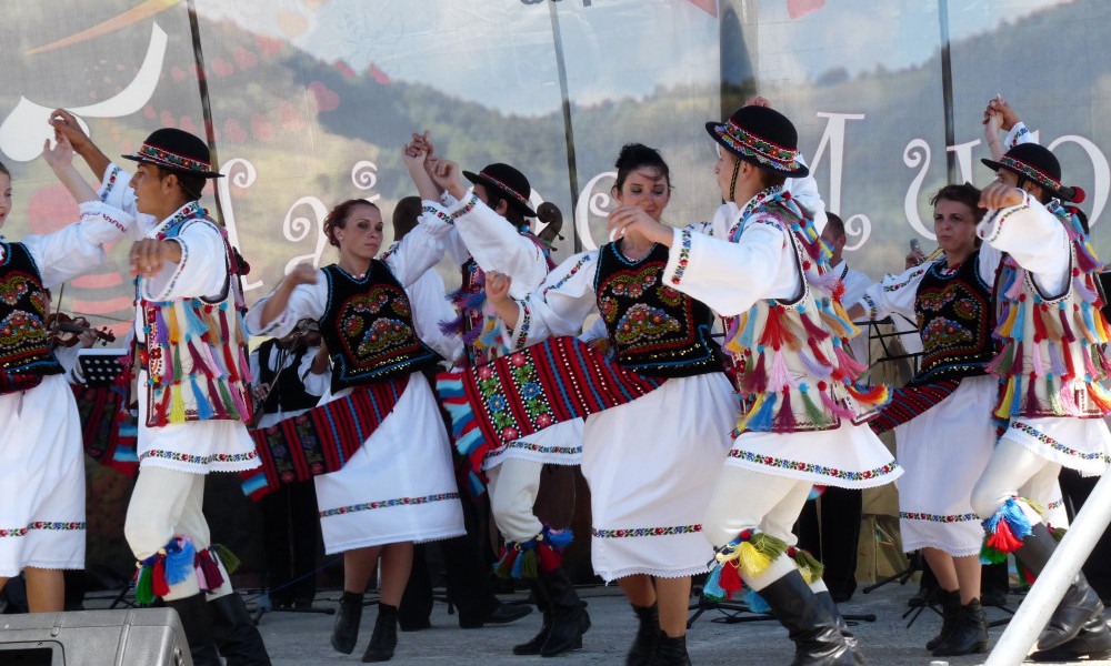 Jovenes rumanos con trajes típicos en la Montaña Găina