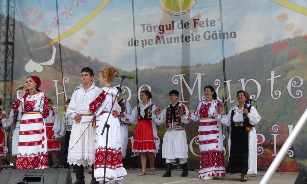 Detalles de trajes populares rumanos en la Feria de Găina