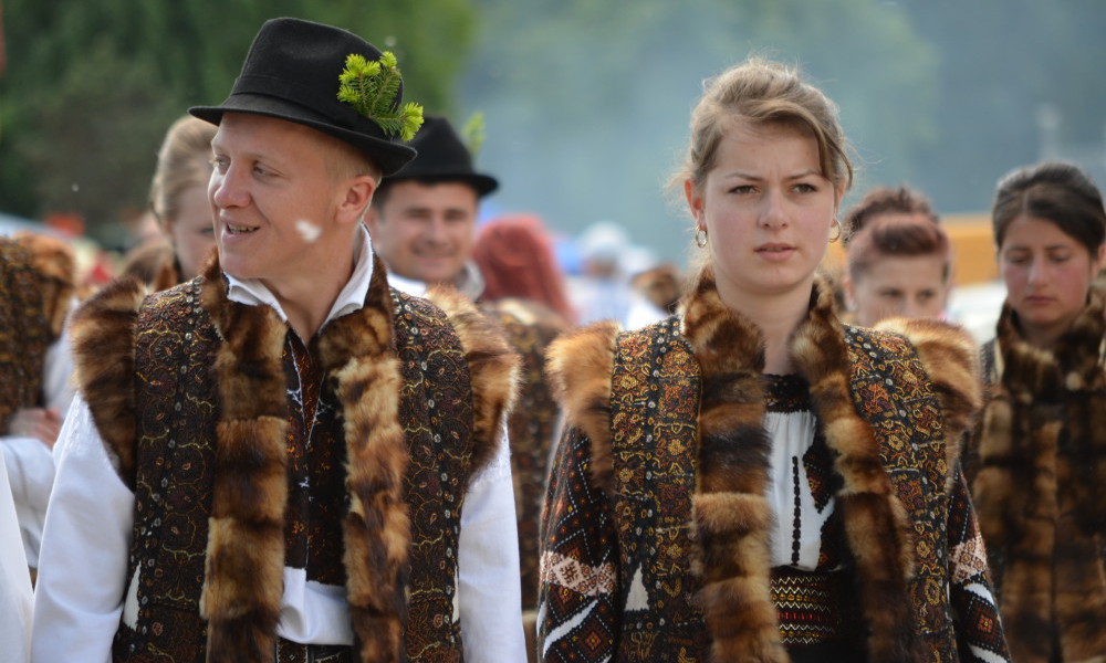 jovenes en trajes tipicos bucovina