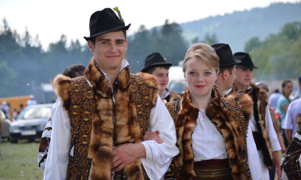 jovenes en trajes tipicos bucovina