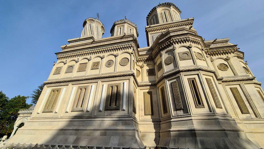 exterior del monasterio de Curtea de Arges