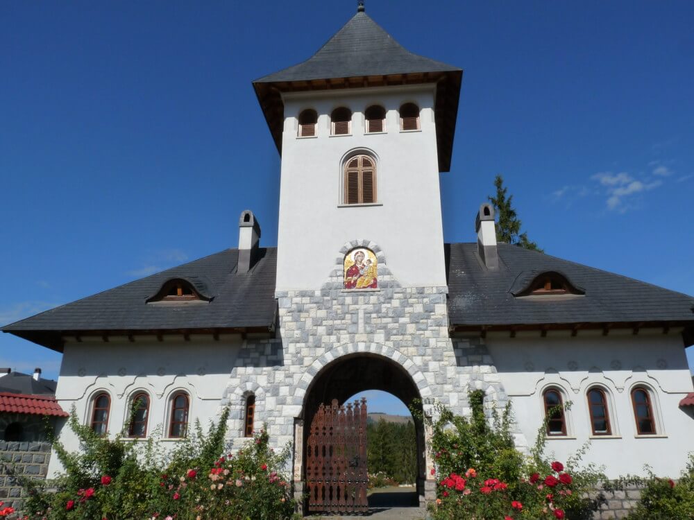 Entorno natural del Monasterio Izvorul Mureșului rodeado por los Cárpatos