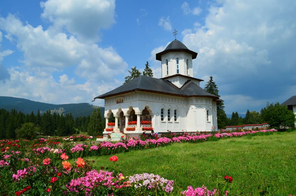 Monasterio Izvorul Mureșului rodeado por los Cárpatos