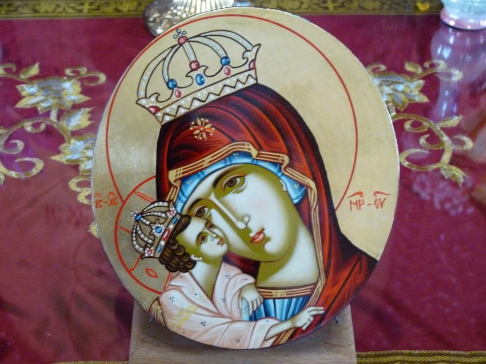 Iconos ortodoxos pintados a mano en el Monasterio Izvorul Mureșului