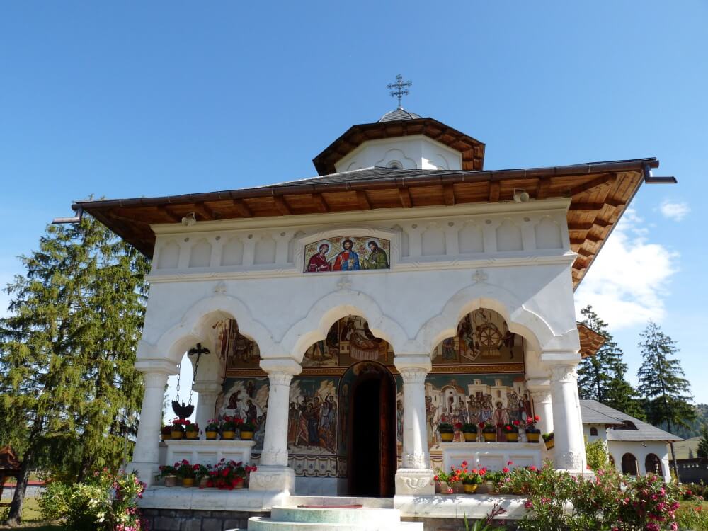 Vista exterior del Monasterio Izvorul Mureșului en Transilvania, Rumanía