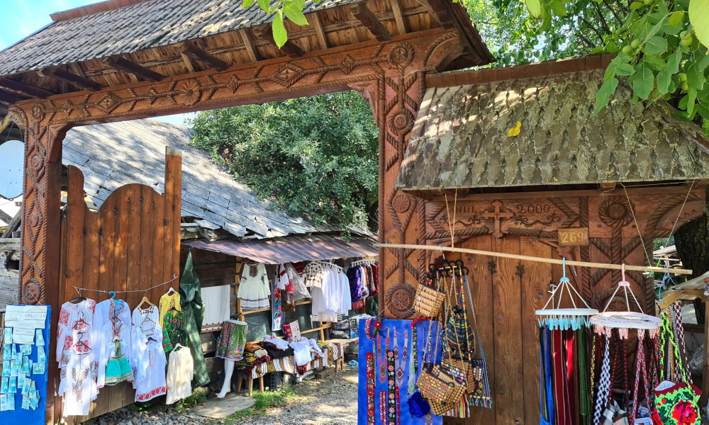 puerta tallada en Maramures