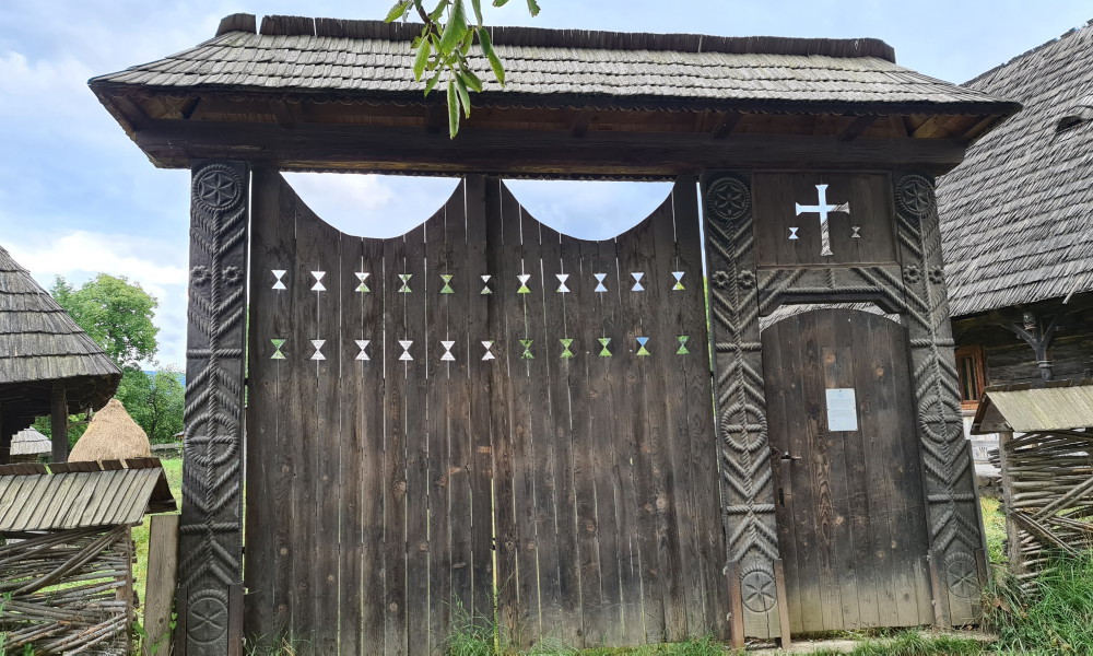 puerta tallada en rumania