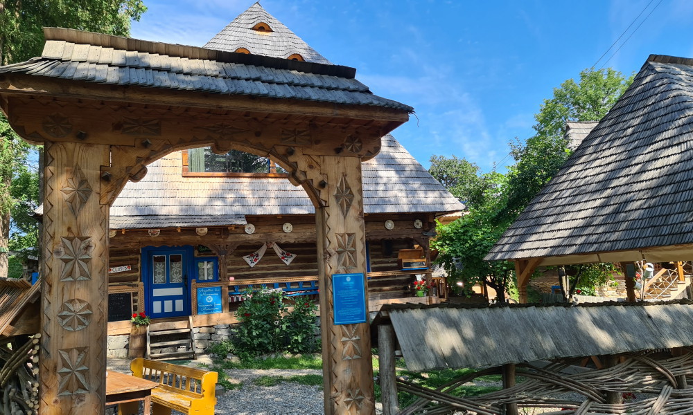 Antigua puerta tallada en madera en el distrito de Maramures, Rumania