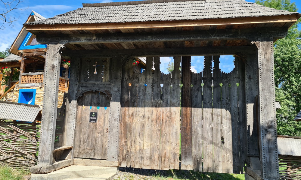 puerta de madera tallada a mano tradicional de la región de maramures en el norte de rumania.