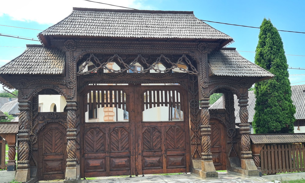 majestuosas puertas talladas en maramures