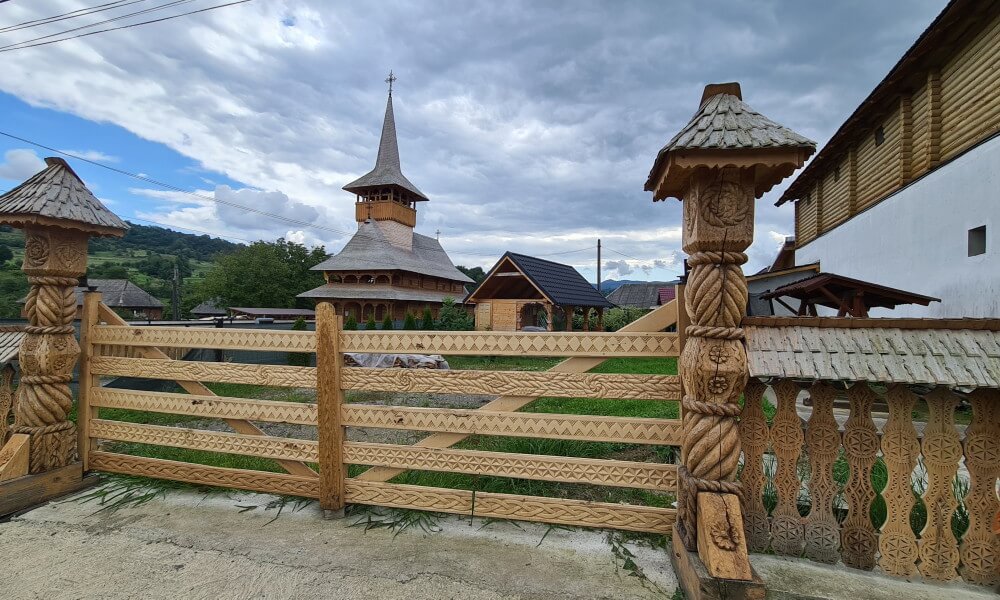 puerta tradicional en maramures rumania