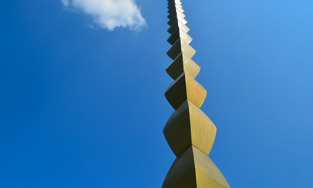 Foto Columna del infinito de Brancusi, Targu Jiu, Rumania