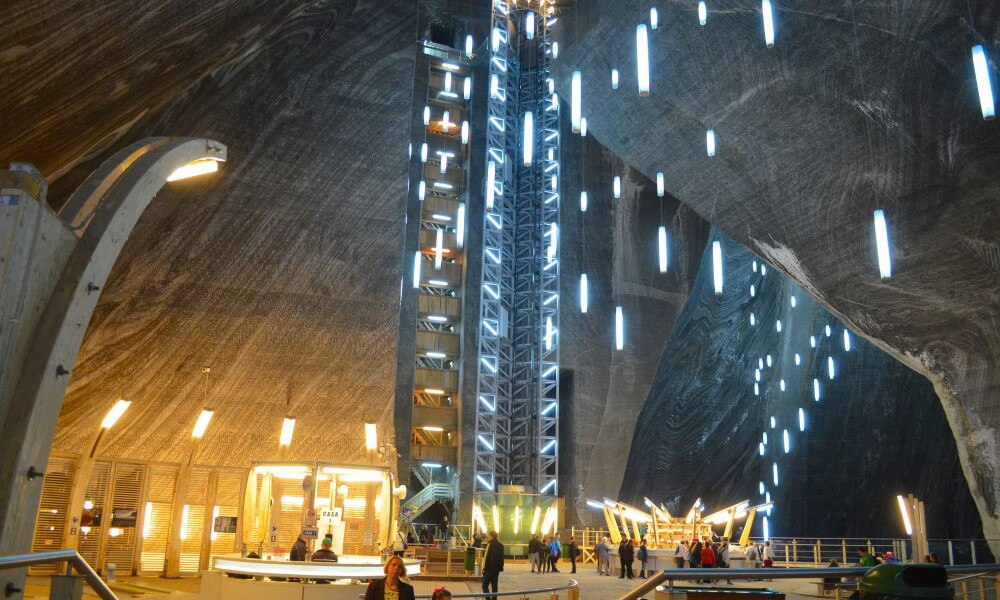 Foto interior de la mina de sal de Turda, Transilvania, Rumania