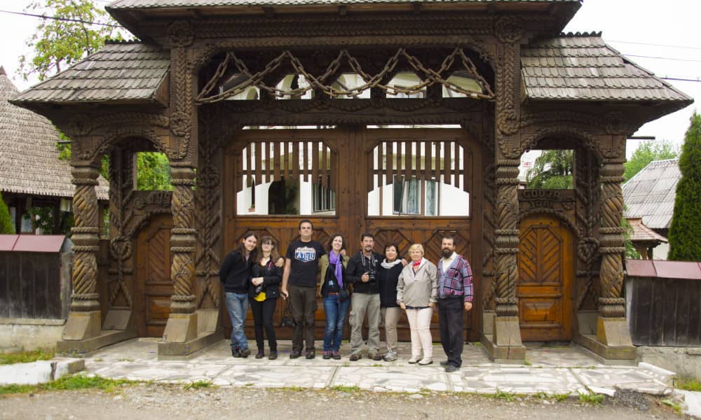 puertas talladas en maramures, rumania, viajes y excursiones por rumania